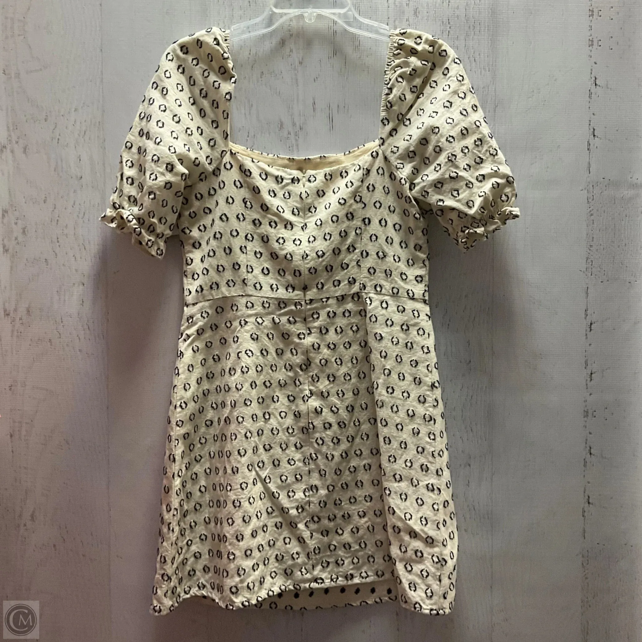 Dress Casual Short By Clothes Mentor In White. Size: M